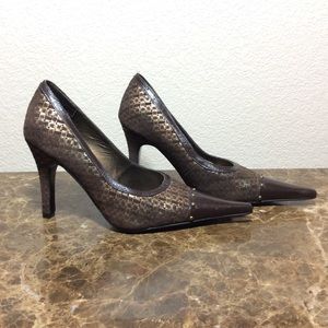 Praga Pointy Close Toe Beautiful Details